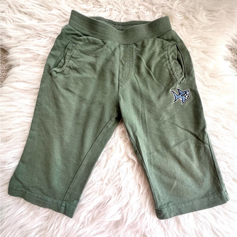 Boys Green Shorts With Baby Shark Logo Size S 6/7